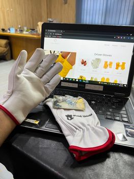 here is some general industrial gloves Intended Use Rigger Work Hand Protection Type General Safety - Hand shield - Pakistan