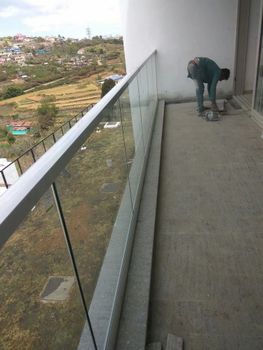 Aluminium Glass Railing, 10 mm, Railing System Type: Continuous Profile - Galaxy Interior & Exteriors - India