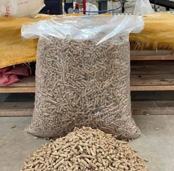 Highly absorbent pine wood pellets with natural fragrance, cat litter and pet bedding for clumping application for small animals - jmb management - Germany
