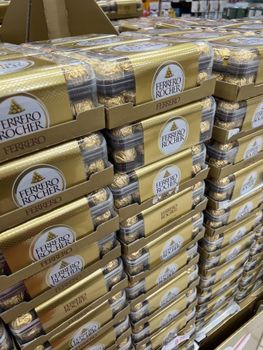 Premium Quality Ferrero Rocher Premium Hazelnut Chocolate Confection with Smooth Chocolate - PLANETE COMMERCE - France