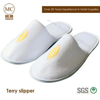 China Manufacturer Velour Terry Cloth Fabric Disposable Slippers Hotel Personalized Embroidery Logo White Coral Fleece Hotel EVA Slippers for 5 Star Hotels - Yangzhou Mingchi Hotel Products Co., Ltd - China