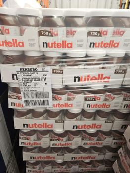 15 Pcs per case Nutella Chocolate Cartoon Box Sweet Packaging Solid Biscuit Color Weight Form Chocolate - LIVE COMMERCE - France