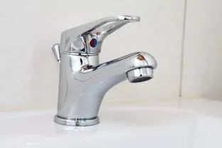 Sleek Shower Tub Faucet with Stylish Double Hole Design Type Hand Capacity 5 Quart Model NO. PD 1121 Specification 40mm Application - Taizhou Pengda Sanitary Ware Co., Ltd. - China