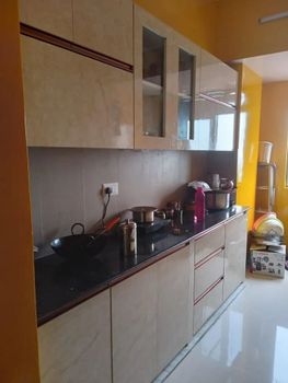 Modular Kitchen Cabinets Color Green Material Plywood, Wood Laminate Thickness 1mm Kitchen Design L-Shape Durability Long - Aniket Technology Private Limited - India