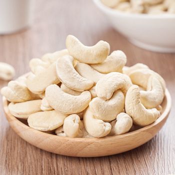 Vietnam cashew nut W320 cheapest price Grade W320 Use Direct Style Dried Shelf Life 3 Type Cashew Nut Brand Name Expo Specification - EXPO COMMODITIES (VIET NAM) COMPANY LIMITED - Vietnam