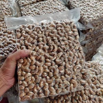 Good taste Raw Cashew nuts from Vietnam nuts & kernels for snack origin Vietnam whole cashew nut and tropical fruits vacuum bag - NGAN HOA PHAT TRADING SERVICE COMPANY LIMITED - Vietnam