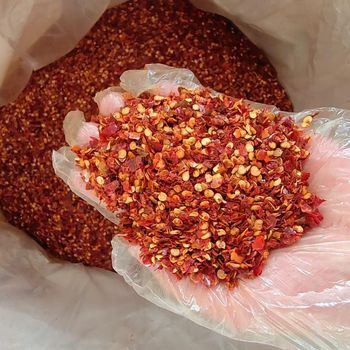 chili crushed and chili seeds Certification Brc Shelf Life 24 Months Ochraxin Level 15ppb Max Moisture Content 11% Max Aflatoxin Level 10ppb - QINGDAO FUMANXIN FOODS CO,. LTD - China