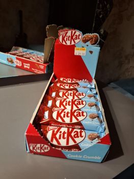 Fast Delivery Buy KitKats Milk Chocolate and 4 Finger Dark Chocolate Wholesale Premium Quality Crispy - PLANETE COMMERCE - France