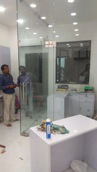 toughfened Office Partitions Pattern Plain Height 7 Feet Material Glass Shape Rectangular Color Transparent Privacy Level - Kanta Art Glass - India