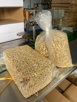 Vietnamese Cashew Kernels W320 from MT Export Vietnamese Cashew Kernels W320 - MT Export - Vietnam