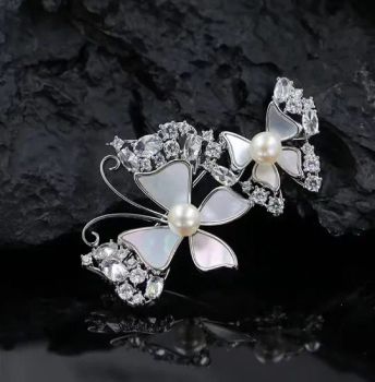 Elegant Shell Design Butterfly Shape Brooch Adorned with Natural Freshwater Pearls - ZHUJI YEYI IMPORT AND EXPORT CO., LTD. - China