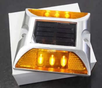 Solar Road Stud Markers for Driveway Raised Pavement Marker MOQ 100PCS Origin China Reflectors LED Weight 330g/PCS Size - Beijing Roadsafe Technology Co., Ltd. - China