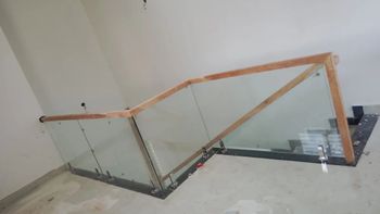 Wooden Staircase Railings Style Modern With Handrail Yes Wood Type Sal Wood Color Shade Natural Rail Height 1000 mm Termite Resistant - Vinayaka Steel Railing - India