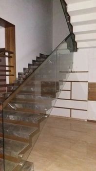Stairs Steps Area Glass By Using SS Stud, For Home, 10 mm Design Panel Height 7 inch Position Stairs Thickness 10 mm Brand Smart - Smart Door Solutions - India