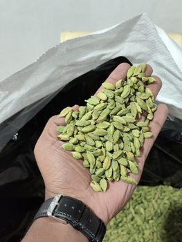 Dry Green Cardamom from GOLDENLEAF NATURALS Dry Green Cardamom - GOLDENLEAF NATURALS - India
