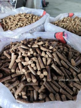 wood pellet Fixed Carbon 23.02% Sulfur Content 0.03% Volatile Matter 71.64% Ash Content 0.93% - 2% Max. Moisture (%) 5 - 8 % - Sumber Waras Karya - Indonesia