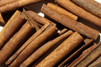 Export-Grade Indonesian Cinnamon Quills & Broken Bark (Cinnamomum Burmannii) - Integra Artha Terra - Indonesia
