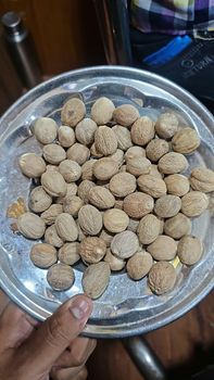 Nutmeg, Green Cardamom from Kiyan Overseas Nutmeg, Green Cardamom - Kiyan Overseas - India