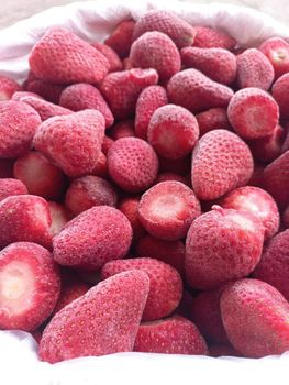 Frozen strawberries Fiber 2.0 G Sugar 4.9 G Protein 0.8 G Calories 35–40 Kcal Carbohydrates 8.0 G Vitamin C 58.8 Mg (approx. 98% - GREEN PLANT - Egypt