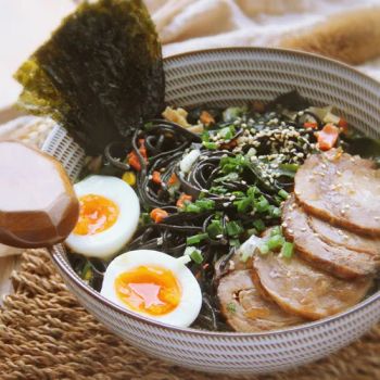 Cheapest Price OEM Low Calorie Lamian Noodles with Cuttlefish Sauce (Japanese style pork bone flavor) Black Noodle - Ningbo DAKE Food Technology Co., Ltd. - China