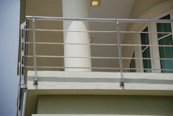 Deck Silver S.S. Balcony Railing, For Home Design Panel Color Silver Shine Glossy Position Deck Height 3 Feet Strength - Saarth Facade Solutions Private Limited - India
