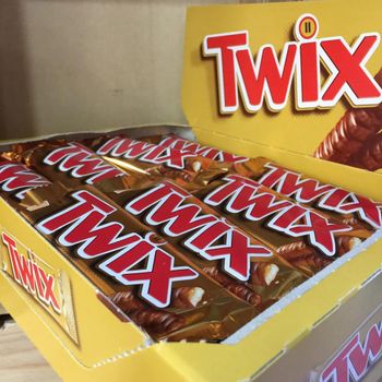 Delicious Twix Chocolate Candy Bar Soft Caramel Flow With Crispy Base Covered In Creamy Chocolate Taste The Perfect Sweet Bite - Carla Pisselli Commercio - Brazil