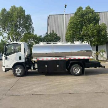 Isuzu 4X2 Sprinkler Truck with Robust Water Tank Design Fuel Gasoline Condition New Trademark CLW Origin Suizou Volume ＜5000L - Chengli Special Automobile Factory - China