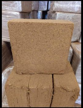 Fertiliser cow dung Intended Use Fertilizing Minimum Order Quantity 40 Ft Container Primary Ingredients Cow Dung And Cocopeat - Green view - United Arab Emirates