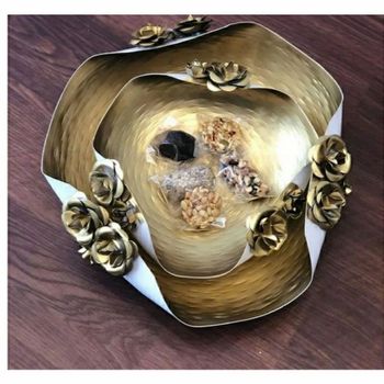 Size/Diameter: 6 Inch 1 L Golden Brass Bowl, For Hotel Capacity 1 L No. of Piece 2 Material Brass Shape Type Flower Size/Diameter 6 - N.H Metals - India
