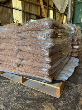 High Quality Oak Wood Pellets High Efficiency Low Cost 15kg Bags Stick Shape 650-700kg/m3 Density for Heating Systems - Smart Agri GmbH - Germany
