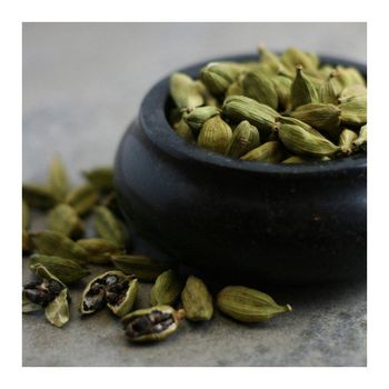 high grade green elaichi cardamom pods bulk supplier export standard spice for tea industry food manufacturing bakery chains and global spice trade with strict quality control and grading - SATTER FOOD AND BEVERAGE - Netherlands