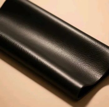 Black Color Versatile PU Leather Waterproof Synthetic Leather - Guangzhou Victory Leather Factory - China