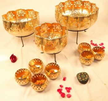 Glossy Capacity: 100 ML Golden Carving Lotus Metal Flower Pot Urli With Tea Light Holder - Zincopp International - India