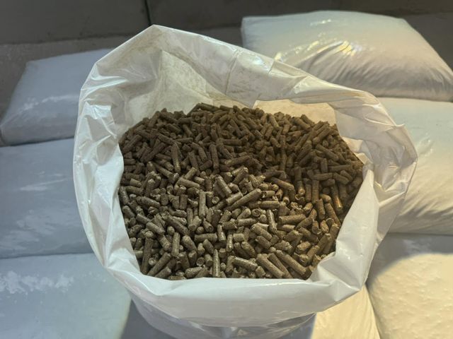 Wholesale Premium Quality Pine Wood Pellets 15 kg Big Bags Cooking Fuel High Density Briquette 6mm Shape at Wholesale - Image 1