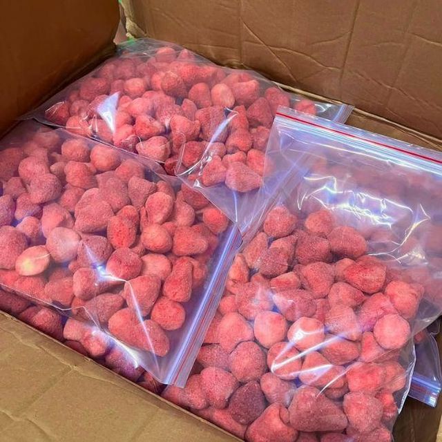 100% Natural Crispy Freeze-Dried Strawberries / Whole Freeze-Dried Strawberry Fruit - Image 3
