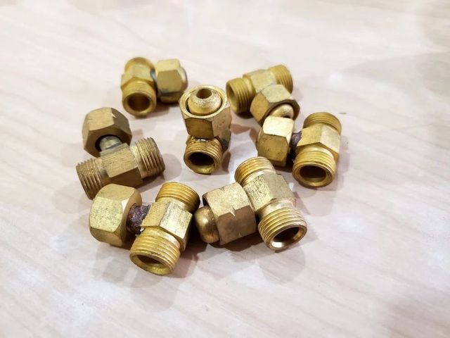 Oxygen T Connector, 4 mm Weight 50 gm Shape T Shape Colour Golden Material Brass Finish Polished Pitch Size 4 - Image 3