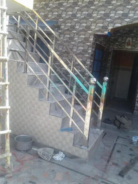 Silver Stainless Steel Staircase Railing, For Home Y 20 Width 3 To 30 Ft Usage Residential Number Of Doors 2 Height 3 To 20 - Image 1