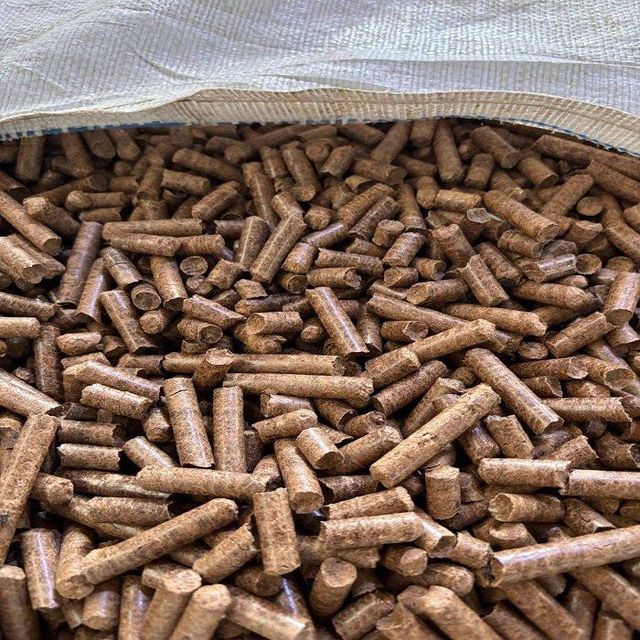High Quality Pine and Oak Wood Pellets Stick Shape 1100kg/m3 Density 5% Ash 4600J Calory for Heating Systems - Image 1