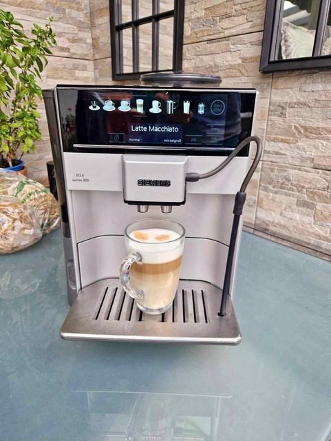 Siemens EQ.6 plus s300 TE653501DE Espresso Machine - Automatic Coffee Machine with Milk Frother - 15 bar - Black/Silver - Image 5
