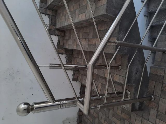 Silver Stainless Steel Staircase Railing, For Home Y 20 Width 3 To 30 Ft Usage Residential Number Of Doors 2 Height 3 To 20 - Image 4
