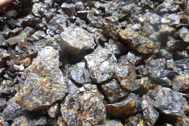 Indonesian Natural Sphalerite Rough Stone – Mixed Grade Bulk Supply - Image 3