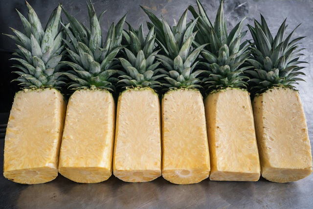 FRESH GREEN EXTRASWEET PREMIUM PINEAPPLE - Image 3
