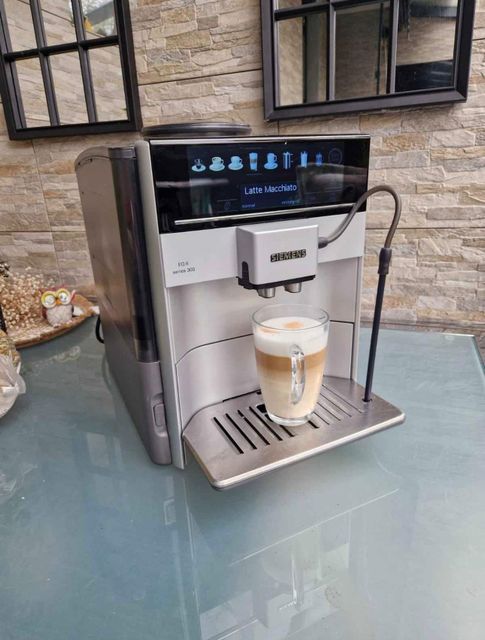 Siemens EQ.6 plus s300 TE653501DE Espresso Machine - Automatic Coffee Machine with Milk Frother - 15 bar - Black/Silver - Image 2