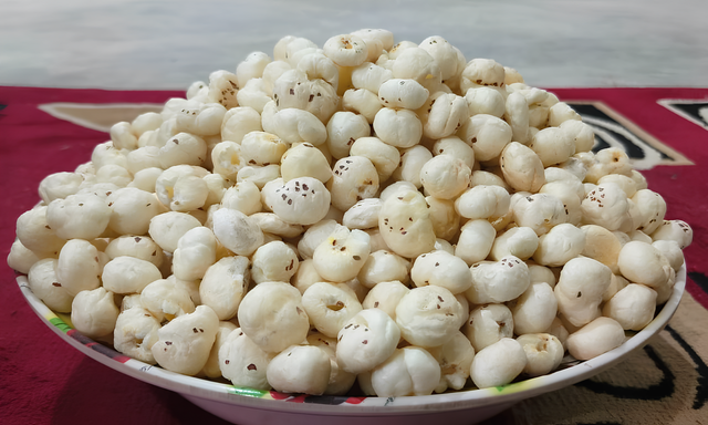 Raw Makhana/Foxnut  Color Ivory-white Flavor Clean, Nutty Texture Light, Crunchy Allergen Status Gluten-free Processing Method - Image 3