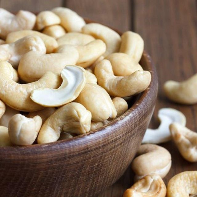 Best Quality Dried Roasted Cashew Nuts Organic Cultivation Full Export Grade a 85% 50-60kg/bag 24 Months - Image 3