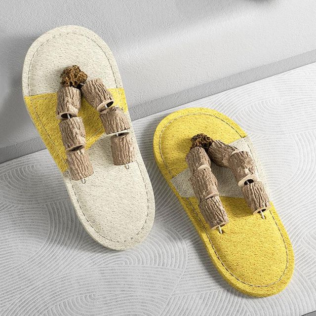 Natural Loofah Cat Toy Size 15 x 6 cm Weight (kg) 0.1 Texture Fibrous Shape Slipper Shape Scent Effect Euphoria And Relaxation - Image 1