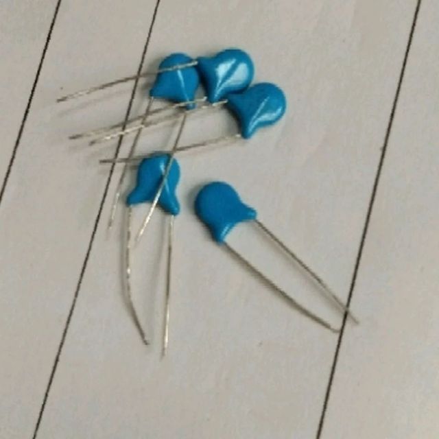 Metal Oxide Varistor Color Blue Product Type MOV Material Aluminium Capacitance 2.5 MFD Voltage Rating 30V RMS Mounting Type Panel - Image 1