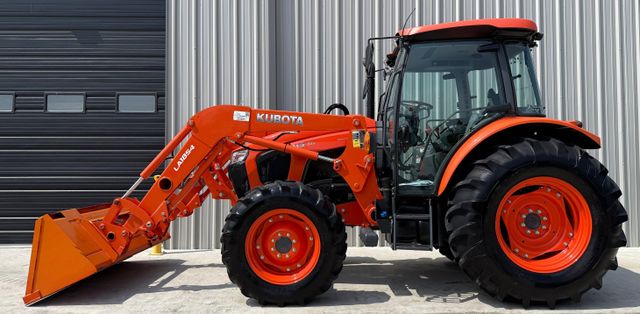 High Performance M5-111 Tractor With 105.6 HP Engine 4WD Traction And Category II Three Point For Farm Equipment - Image 4