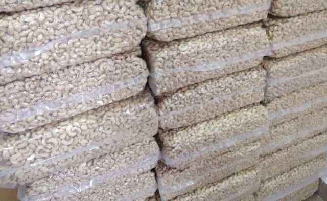Raw and Roasted Cashew Nuts for Sale From Kenya for Export CIF To all destination 𝐒𝐩𝐞𝐜𝐢𝐟𝐢𝐜𝐚𝐭𝐢𝐨𝐧: W210, W240, W320, W400  For transparency, we encourage our esteemed clients to visit and inspect the products here in Nairobi-Kenya before making any transaction. - Image 4