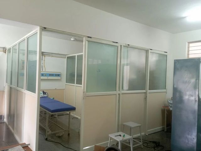 White Aluminum Glass Partition Color White Height 10 Feet Frame Thickness 12 mm Design Type Customized Glass Type Laminated - Image 3